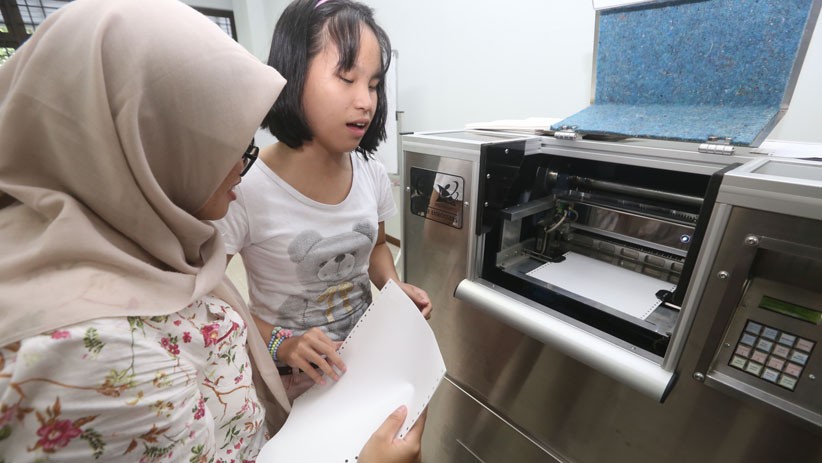 ITS Surabaya Latih Penyandang Tunanetra Operasikan Mesin Pencetak Braille - Bagian 1