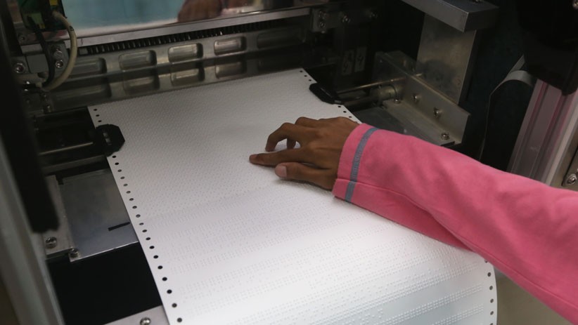 ITS Surabaya Latih Penyandang Tunanetra Operasikan Mesin Pencetak Braille - Bagian 3