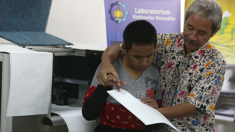 ITS Surabaya Latih Penyandang Tunanetra Operasikan Mesin Pencetak Braille - Bagian 2