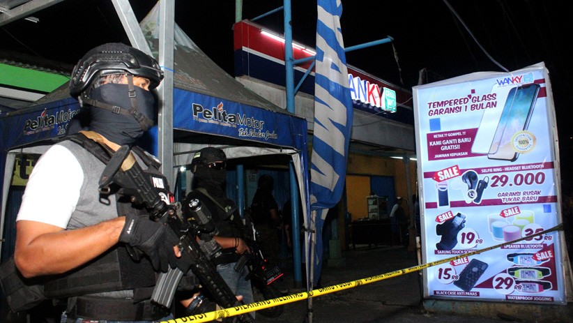 Geledah Kios Ponsel di Bekasi, Densus 88 Temukan Bahan Peledak - Bagian 1