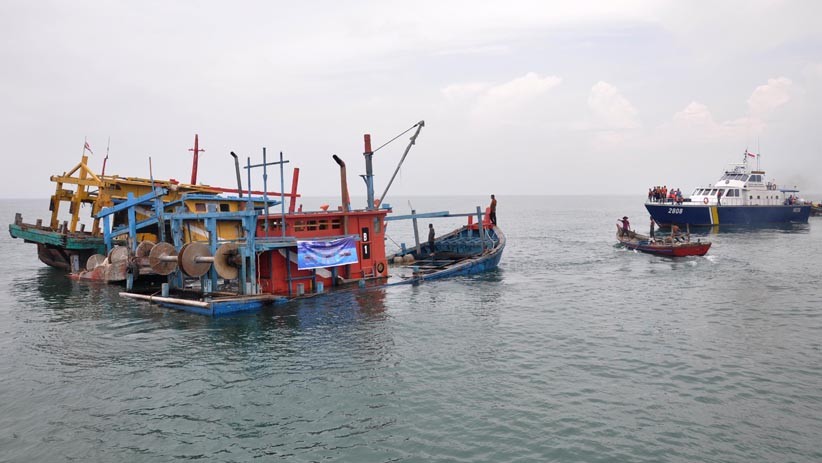 Tim Satgas 115 Tenggelamkan Kapal Asing Pelaku Pencuri Ikan - Bagian 1