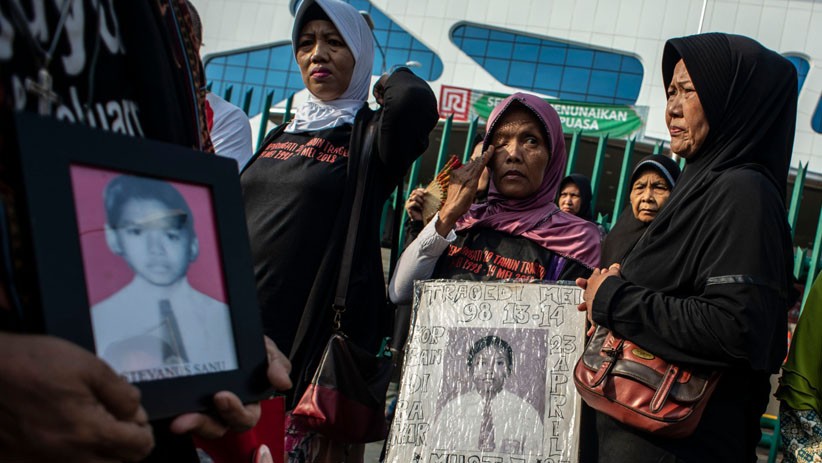 Keluarga Korban Kerusuhan Mal Klender Tabur Bunga Peringati Tragedi Mei 1998 - Bagian 3