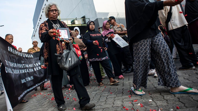 Keluarga Korban Kerusuhan Mal Klender Tabur Bunga Peringati Tragedi Mei 1998 - Bagian 2