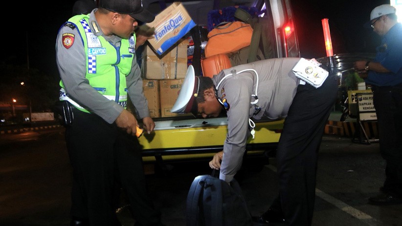 Polisi Periksa Barang Bawaan Penumpang di Pelabuhan Ketapang Banyuwangi - Bagian 2