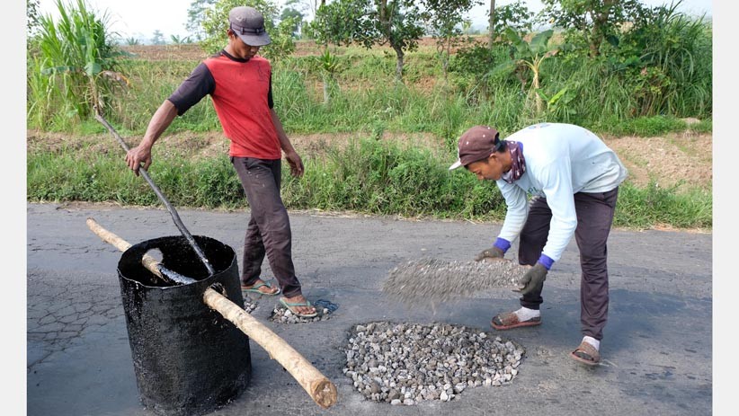 Perbaikan Jalan Jalur Alternatif Mudik di Karawang Dikebut