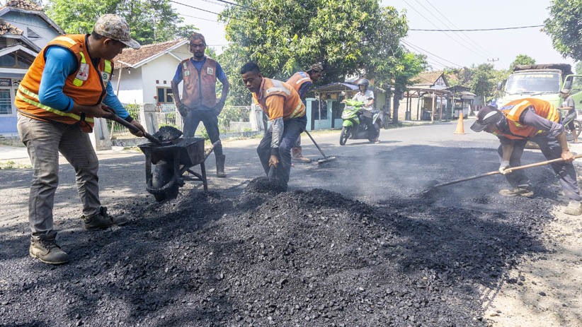 Perbaikan Jalan Jalur Alternatif Mudik di Karawang Dikebut