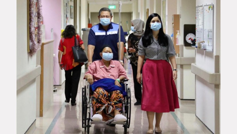 SBY Temani Ani Yudhoyono Jalan-Jalan di Sekitar Rumah Sakit - Bagian 5