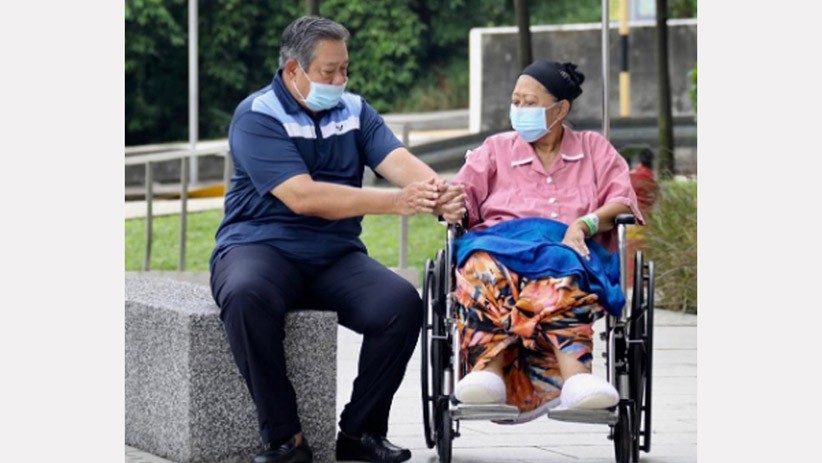 SBY Temani Ani Yudhoyono Jalan-Jalan di Sekitar Rumah Sakit - Bagian 3