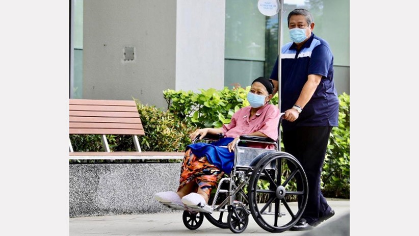 SBY Temani Ani Yudhoyono Jalan-Jalan di Sekitar Rumah Sakit - Bagian 2
