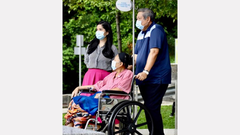 SBY Temani Ani Yudhoyono Jalan-Jalan di Sekitar Rumah Sakit - Bagian 4