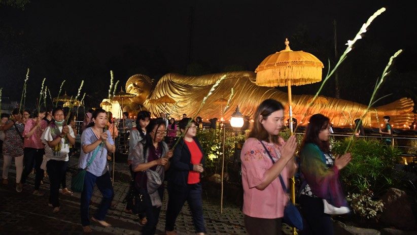 Detik-Detik Hari Raya Waisak, Biksu Bakar Patung Buddha Tidur - Bagian 3