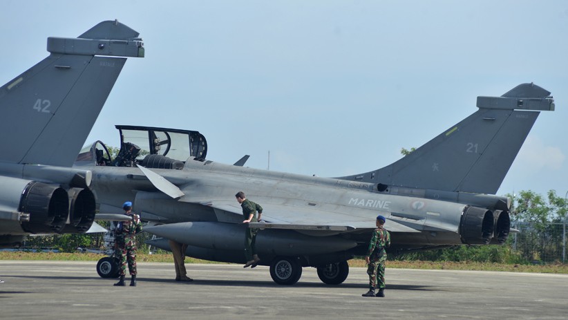 TNI AU Jaga Pesawat Tempur Prancis yang Mendarat Darurat di Aceh - Bagian 2
