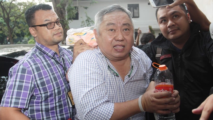 Tangan Diborgol, Lieus Sungkharisma Ditangkap Polisi Terkait Dugaan Makar - Bagian 2