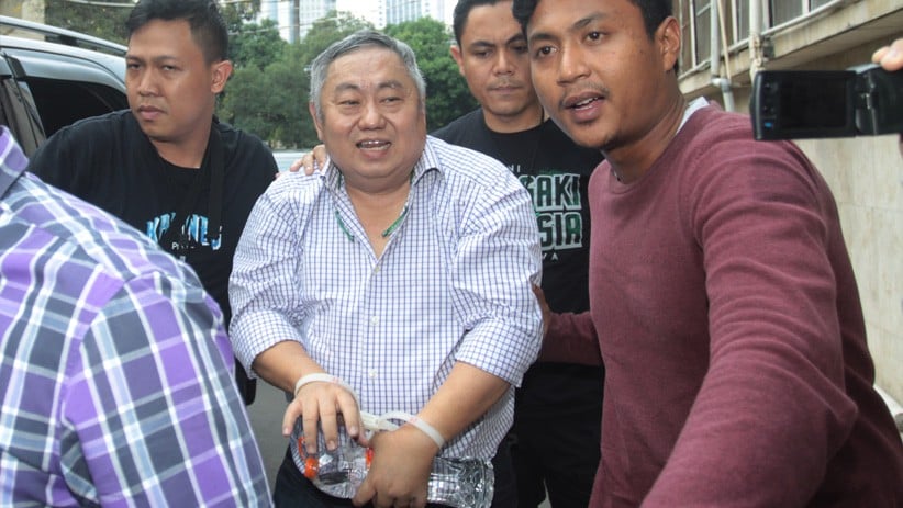 Tangan Diborgol, Lieus Sungkharisma Ditangkap Polisi Terkait Dugaan Makar - Bagian 1