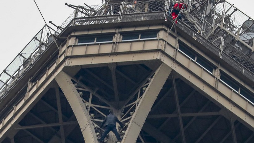 Pria Tak Dikenal Nekat Memanjat Menara Eiffel Setinggi 300 Meter - Bagian 2