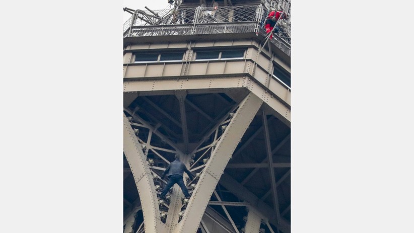 Pria Tak Dikenal Nekat Memanjat Menara Eiffel Setinggi 300 Meter - Bagian 3