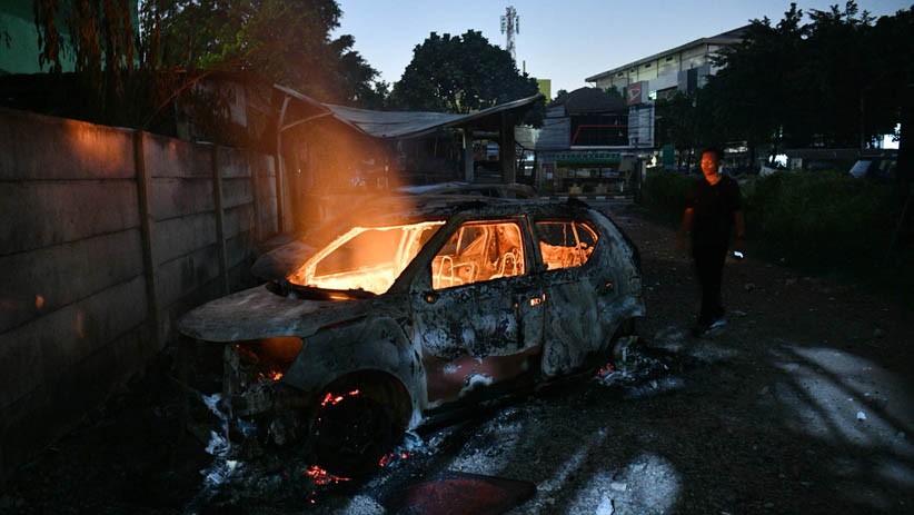 Mobil-Mobil di Asrama Brimob Petamburan Hangus Dibakar Massa - Bagian 1