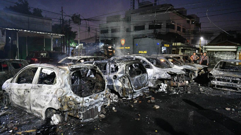 Mobil-Mobil di Asrama Brimob Petamburan Hangus Dibakar Massa - Bagian 2