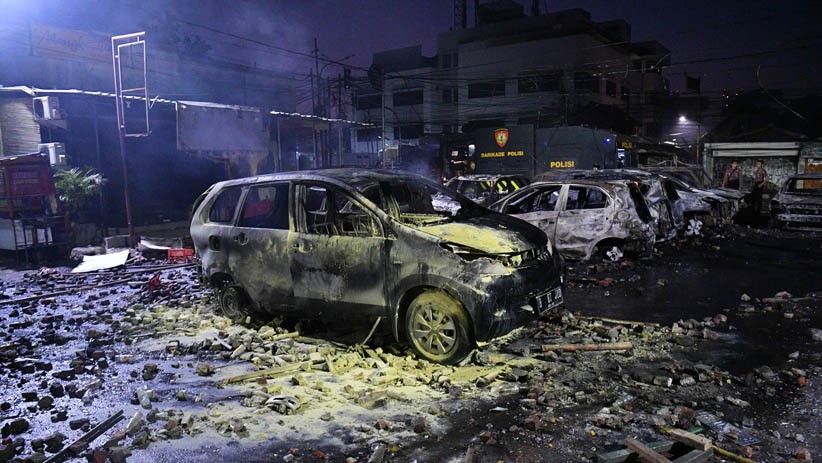 Mobil-Mobil di Asrama Brimob Petamburan Hangus Dibakar Massa - Bagian 4