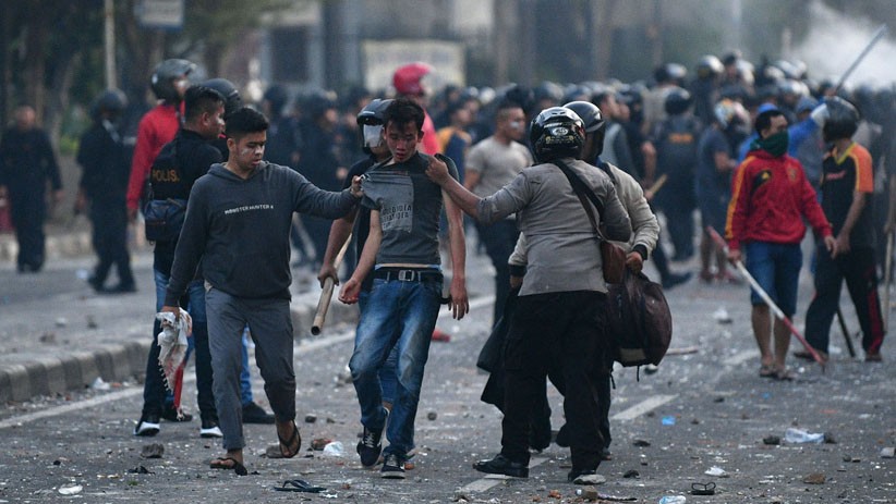 Bentrok Polisi dan Massa Aksi Kembali Pecah di Jalan KS Tubun - Bagian 4