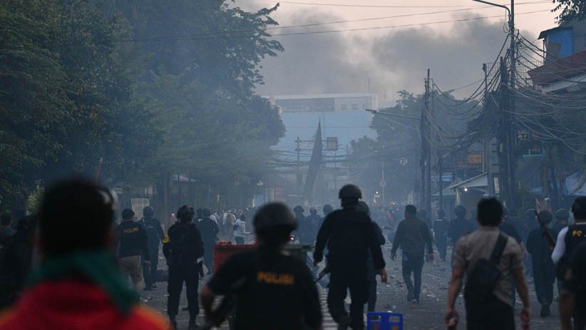 Bentrok Polisi dan Massa Aksi Kembali Pecah di Jalan KS Tubun - Bagian 3