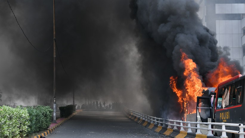 Massa Aksi Bakar Bus Brimob di Slipi - Bagian 1