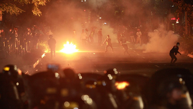 Ricuh, Pendukung Prabowo Bakar Barang dan Lempar Batu ke Arah Polisi - Bagian 1