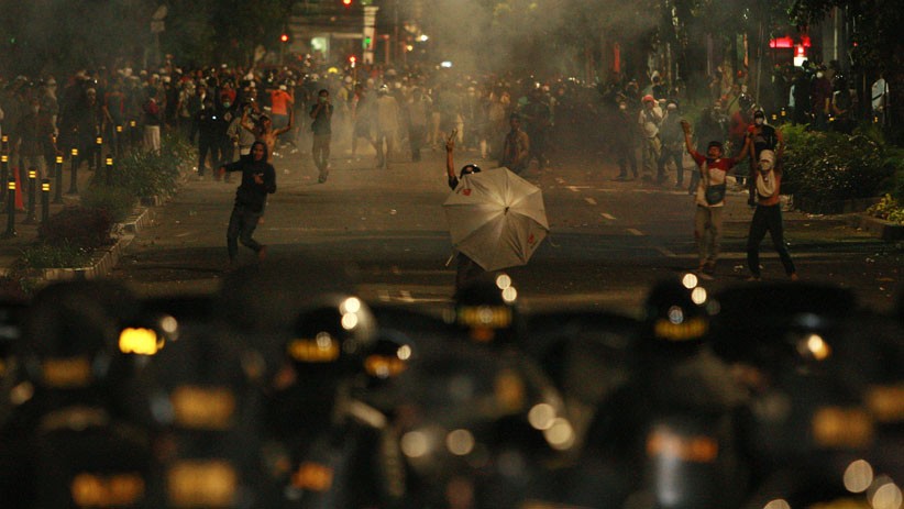 Ricuh, Pendukung Prabowo Bakar Barang dan Lempar Batu ke Arah Polisi - Bagian 2