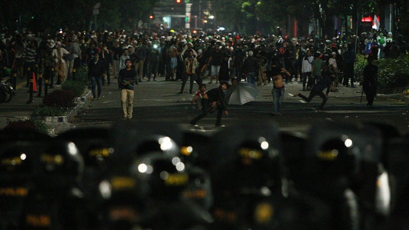 Ricuh, Pendukung Prabowo Bakar Barang dan Lempar Batu ke Arah Polisi - Bagian 3
