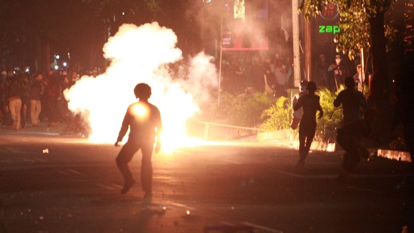 Ricuh, Pendukung Prabowo Bakar Barang dan Lempar Batu ke Arah Polisi - Bagian 4