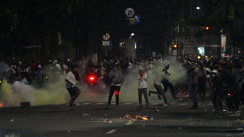 Ricuh, Pendukung Prabowo Bakar Barang dan Lempar Batu ke Arah Polisi - Bagian 5