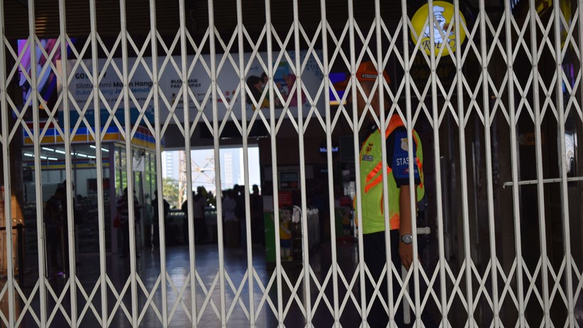 Situasi Belum Kondusif, Stasiun Tanah Abang Ditutup - Bagian 2