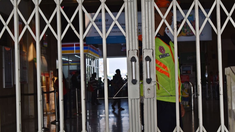 Situasi Belum Kondusif, Stasiun Tanah Abang Ditutup - Bagian 4
