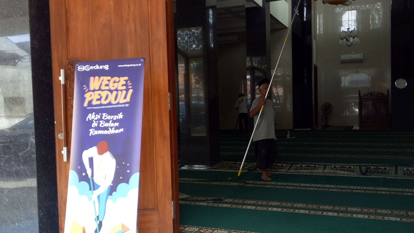 Aksi Sosial, Wika Gedung Buka Bersama Anak Yatim dan Bersihkan Masjid - Bagian 4