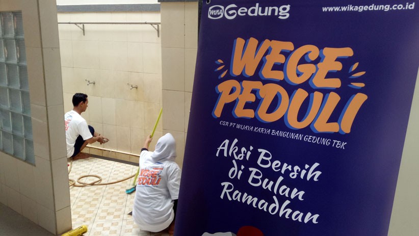 Aksi Sosial, Wika Gedung Buka Bersama Anak Yatim dan Bersihkan Masjid - Bagian 3