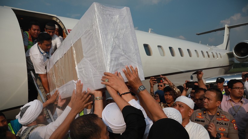 Jenazah Ustaz Arifin Ilham Tiba di Indonesia - Bagian 3
