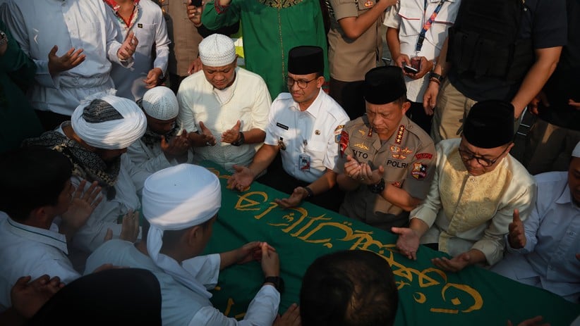 Jenazah Ustaz Arifin Ilham Tiba di Indonesia - Bagian 1