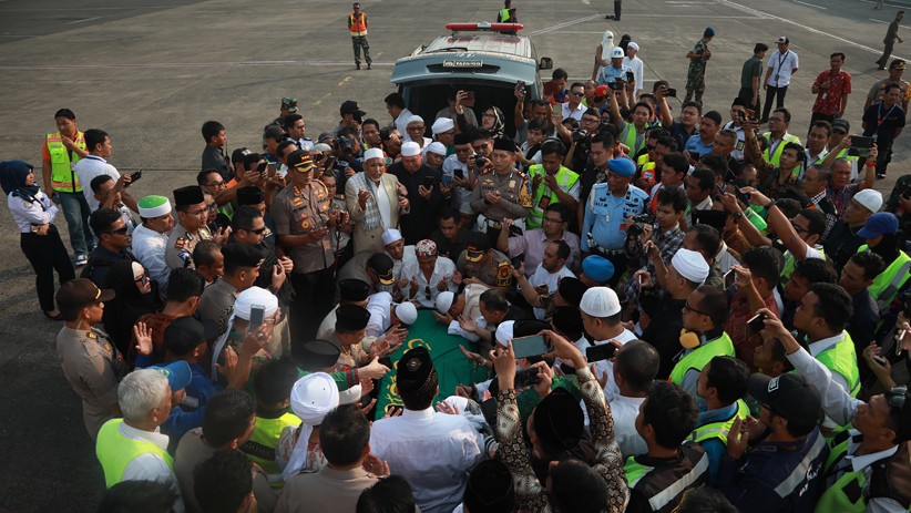 Jenazah Ustaz Arifin Ilham Tiba di Indonesia - Bagian 2