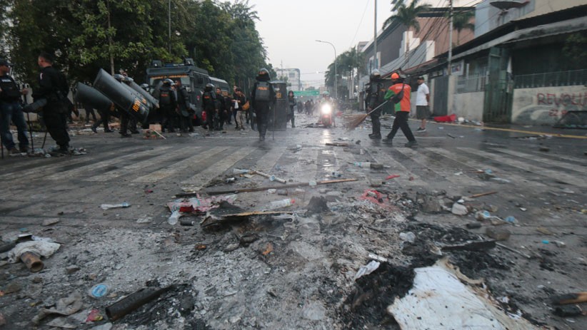 Pasukan Oranye Bersihkan Sisa Batu dan Sampah Pascaricuh 22 Mei - Bagian 5