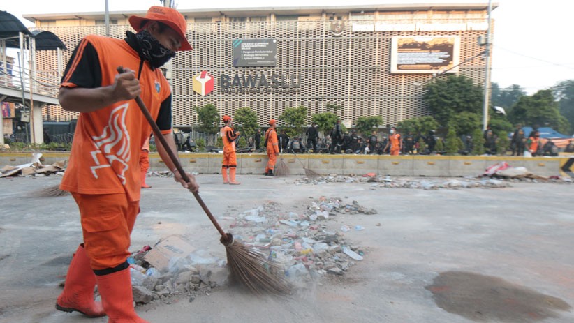 Pasukan Oranye Bersihkan Sisa Batu dan Sampah Pascaricuh 22 Mei - Bagian 1