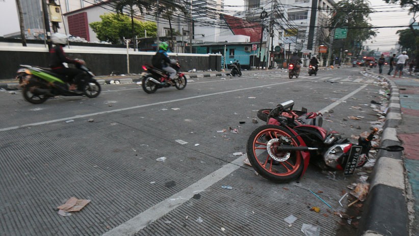 Sejumlah Sepeda Motor Dirusak dan Dibakar Massa Aksi 22 Mei - Bagian 5