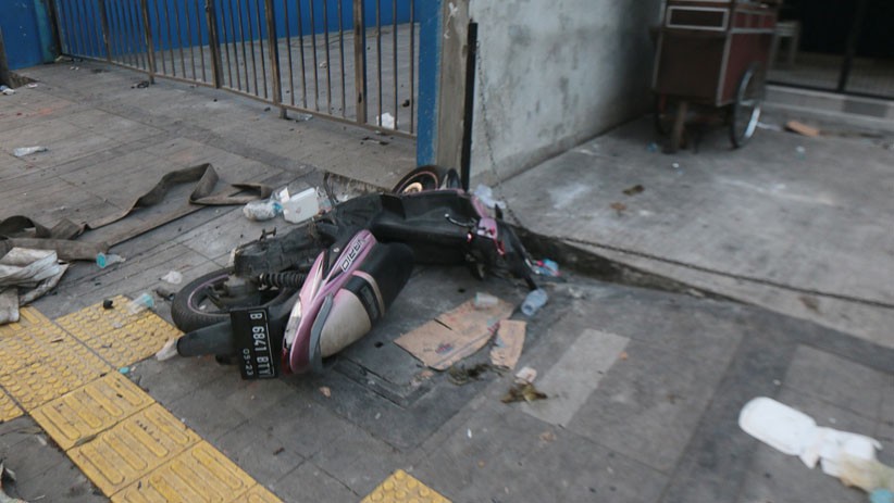 Sejumlah Sepeda Motor Dirusak dan Dibakar Massa Aksi 22 Mei - Bagian 4