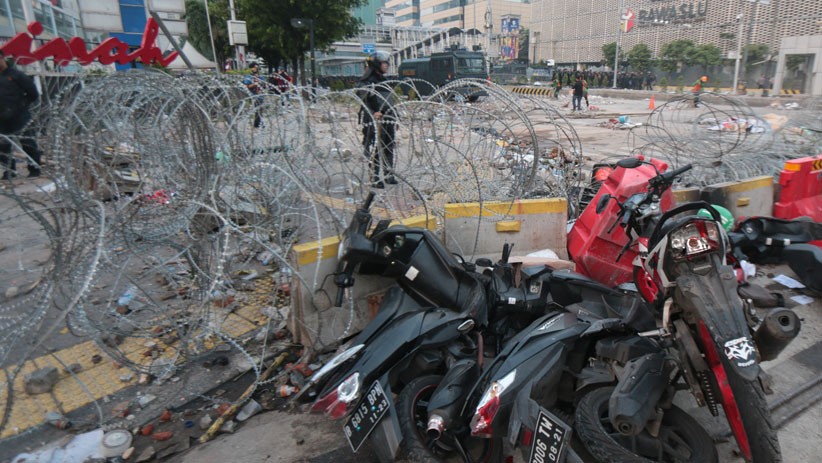 Sejumlah Sepeda Motor Dirusak dan Dibakar Massa Aksi 22 Mei - Bagian 1