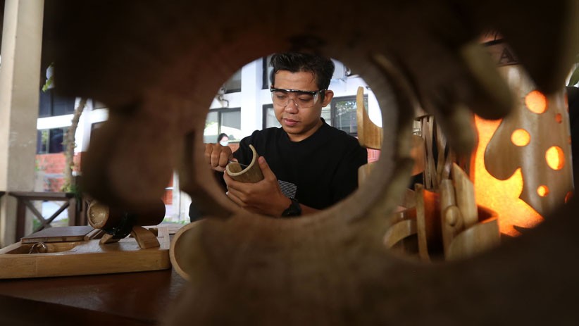 Mahasiswa Ubaya Sulap Bambu Jadi Karya Indah