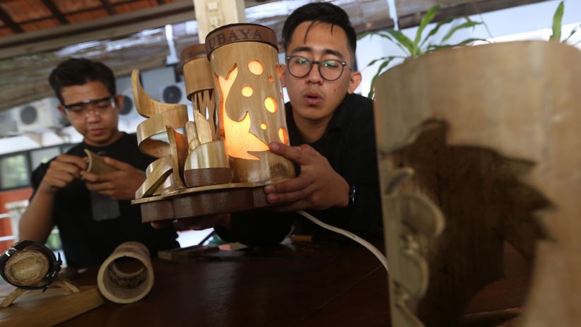 Mahasiswa Ubaya Sulap Bambu Jadi Karya Indah