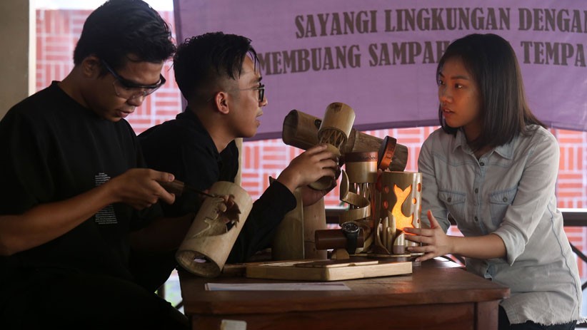 Mahasiswa Ubaya Sulap Bambu Jadi Karya Indah