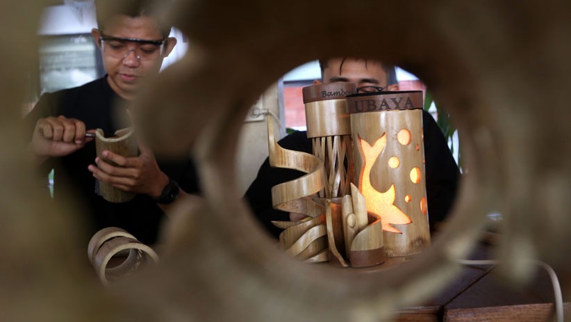 Mahasiswa Ubaya Sulap Bambu Jadi Karya Indah