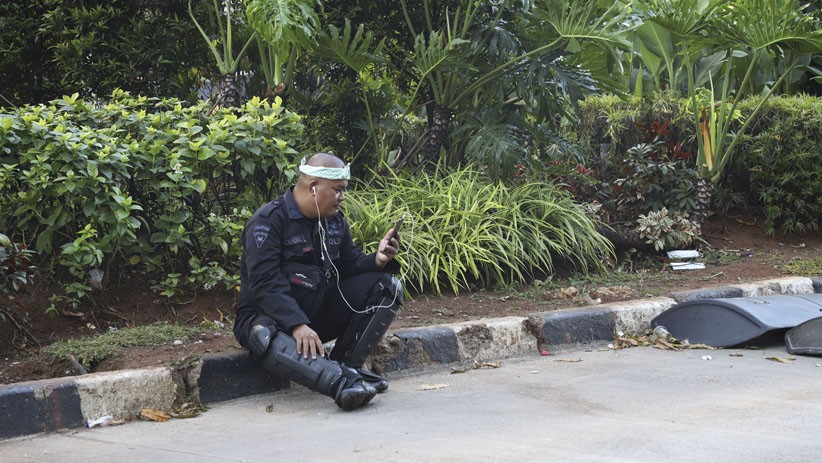 Momen Brimob Video Call dengan Keluarga saat Jaga Gedung Bawaslu - Bagian 4
