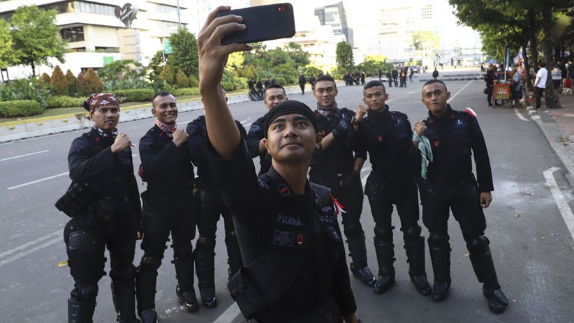 Momen Brimob Video Call dengan Keluarga saat Jaga Gedung Bawaslu - Bagian 3