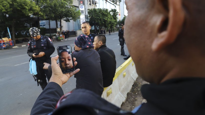Momen Brimob Video Call dengan Keluarga saat Jaga Gedung Bawaslu - Bagian 1
